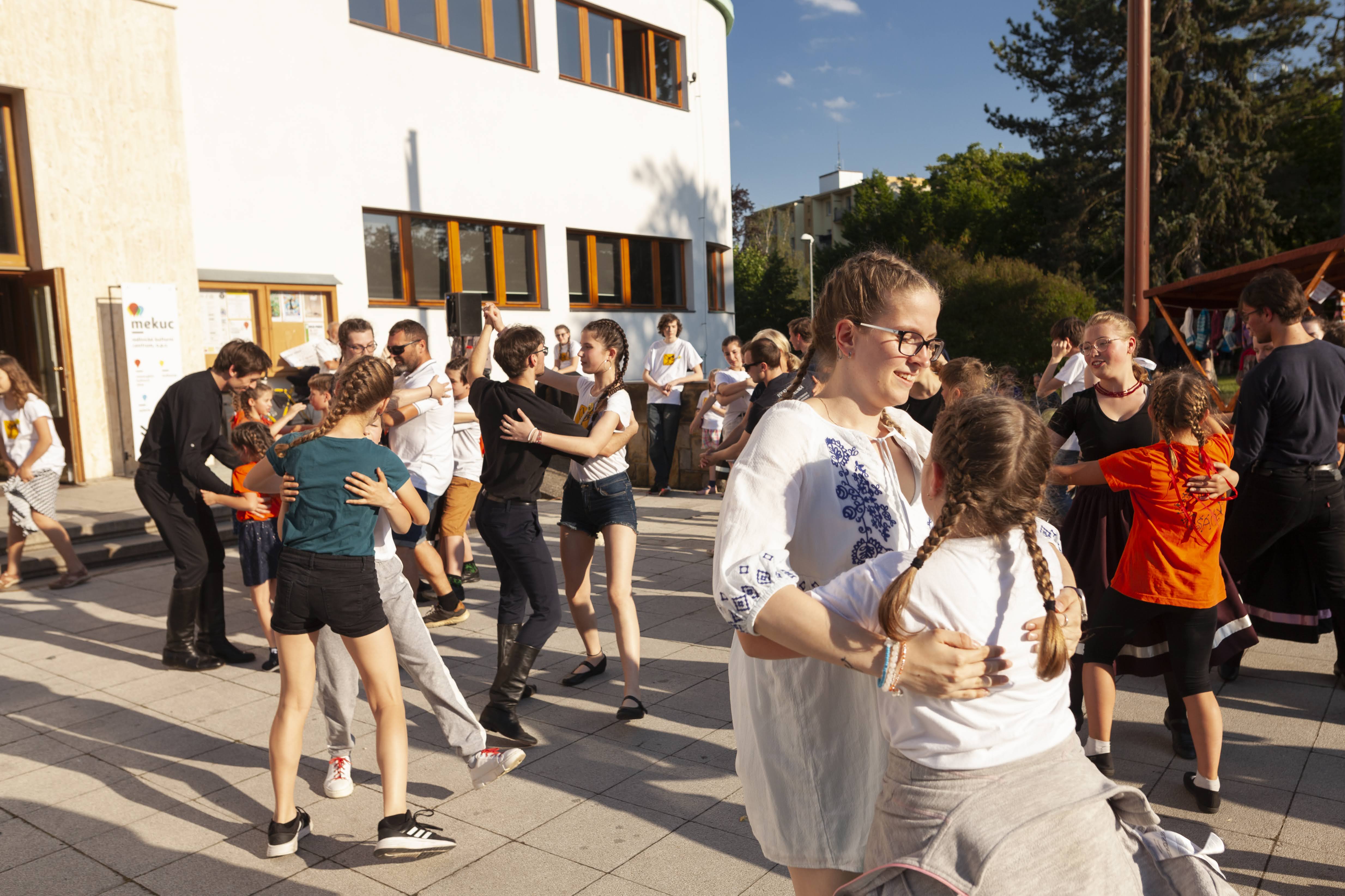 Mělnický Vrkoč - Volně folklórně aneb Večerní hraní a učení lidových tanců